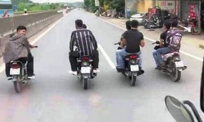 Nghị định 168 - Lỗi trừ 10 điểm GPLX: Điều khiển xe máy chạy dàn hàng ngang từ 03 xe trở lên gây TNGT